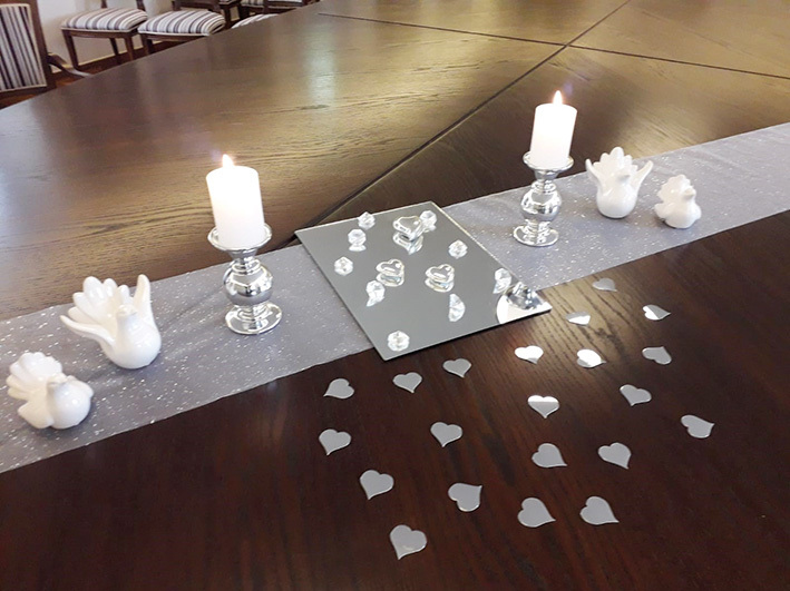 ein Tisch mit Kerzen und einem Spielbrett