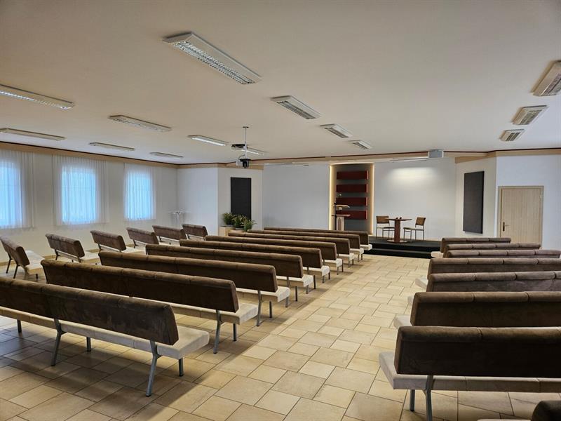 Innenansicht Königreichsaal in Gundertshausen mit gepolsterten Bänken